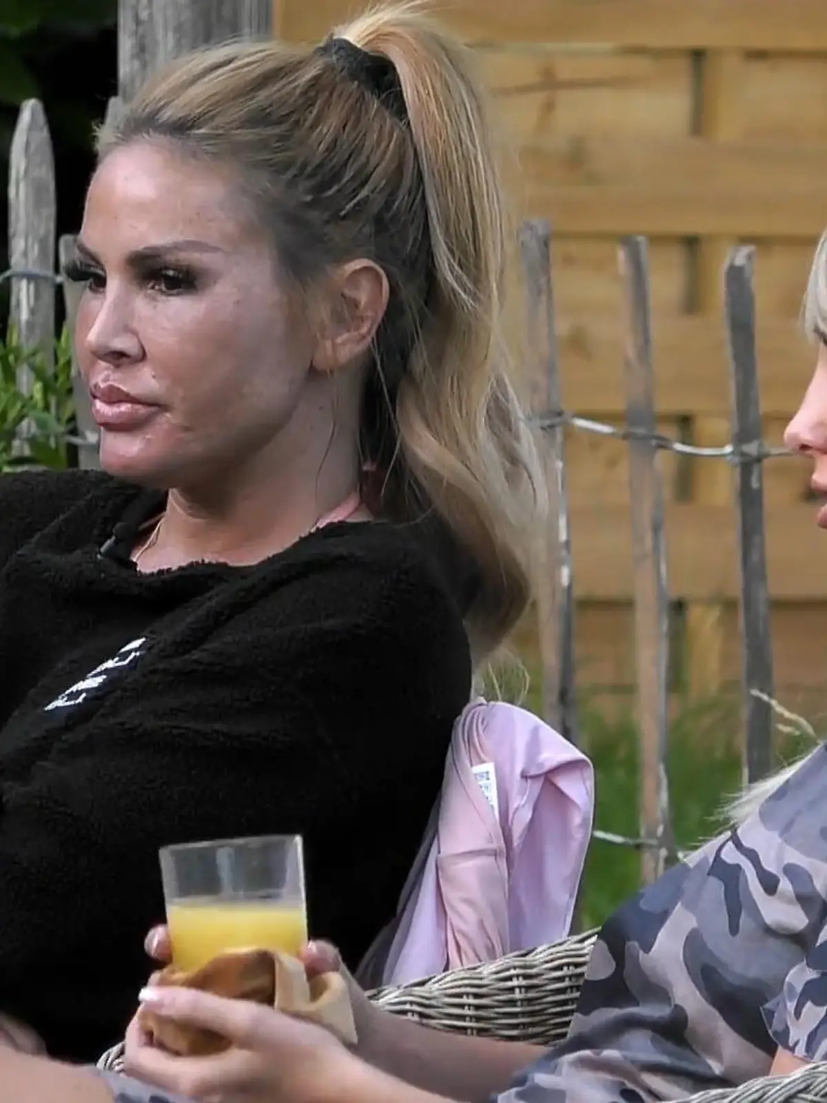 Bild zu: "Lisha zerbricht im Sommerhaus an ihrer "Fake-Rolle""