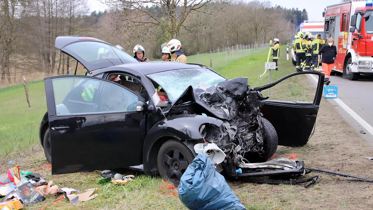 07.04.2023, Bayern, Lindau: Ein verunfallter Pkw nach einem schweren Verkehrsunfall auf der B 31 im Bereich Lindau. Zwei Menschen sind bei einem Verkehrsunfall in der Nähe des Bodensees gestorben und drei weitere verletzt worden. Ein Autofahrer war bei Lindau nahe der Landesgrenze zu Baden-Württemberg aus bisher ungeklärter Ursache mit seinem Wagen auf die Gegenfahrbahn gekommen, wie die Polizei mitteilte. Dort stieß er am Freitagmittag mit einem entgegenkommenden Wohnmobil zusammen. Foto: Davor Knappmeyer/dpa +++ dpa-Bildfunk +++