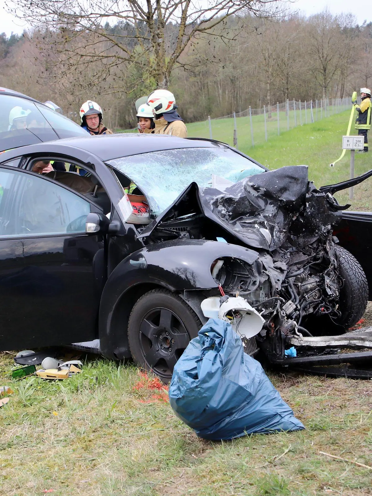 07.04.2023, Bayern, Lindau: Ein verunfallter Pkw nach einem schweren Verkehrsunfall auf der B 31 im Bereich Lindau. Zwei Menschen sind bei einem Verkehrsunfall in der Nähe des Bodensees gestorben und drei weitere verletzt worden. Ein Autofahrer war bei Lindau nahe der Landesgrenze zu Baden-Württemberg aus bisher ungeklärter Ursache mit seinem Wagen auf die Gegenfahrbahn gekommen, wie die Polizei mitteilte. Dort stieß er am Freitagmittag mit einem entgegenkommenden Wohnmobil zusammen. Foto: Davor Knappmeyer/dpa +++ dpa-Bildfunk +++