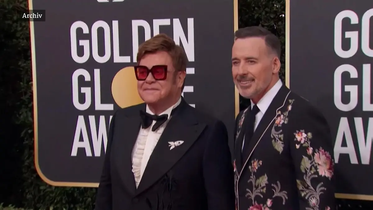 So sieht Elton John "oben ohne" aus Der Sir trägt Toupet!