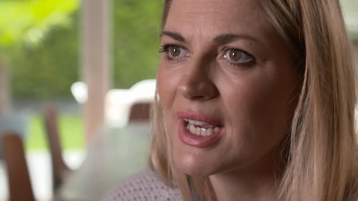 Nina Bott hatte eine Fehlgeburt auf einem Dixie-Klo Sie vergrub den Embryo in einem Feld