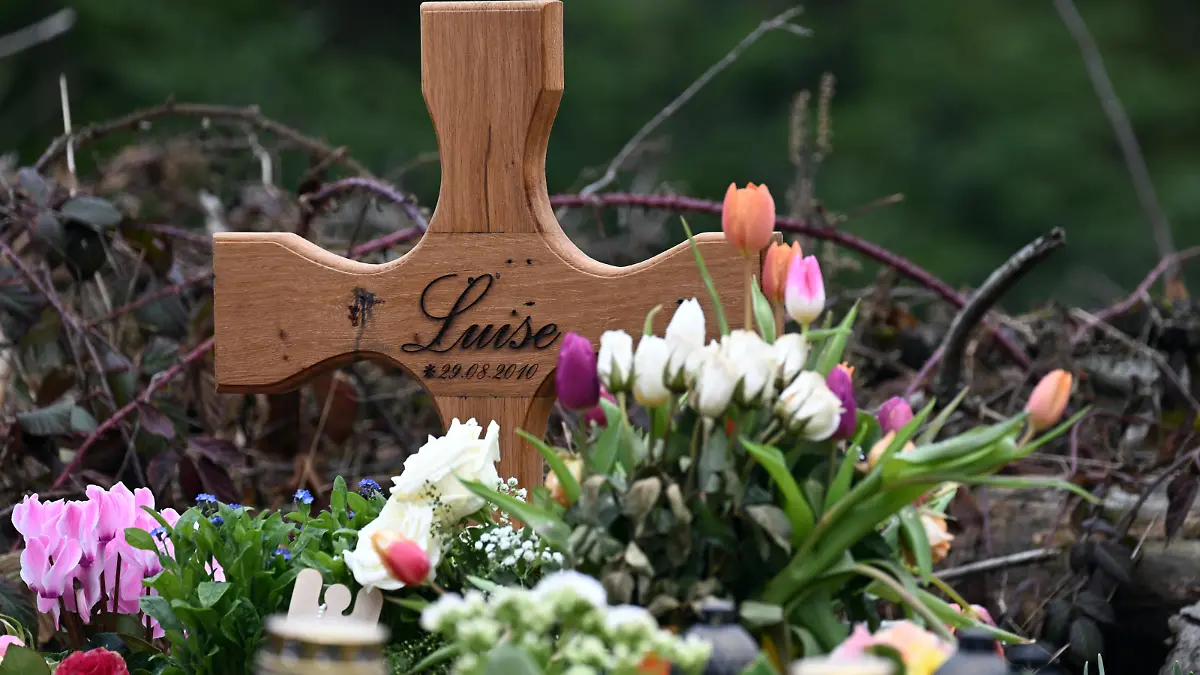 Ein Holzkreuz, zahlreiche Blumen, Kuscheltiere und Kerzen liegen am Tatort. Mit einer Trauerfeier nehmen Angehörige der getöteten zwölfjährigen Luise aus Freudenberg im Siegerland Abschied von dem Mädchen. Der gewaltsame Tod der Zwölfjährigen am 11. März hat viele Menschen geschockt. Zwei 12 und 13 Jahre alte Mädchen hatten gestanden, Luise mit Messerstichen getötet zu haben.