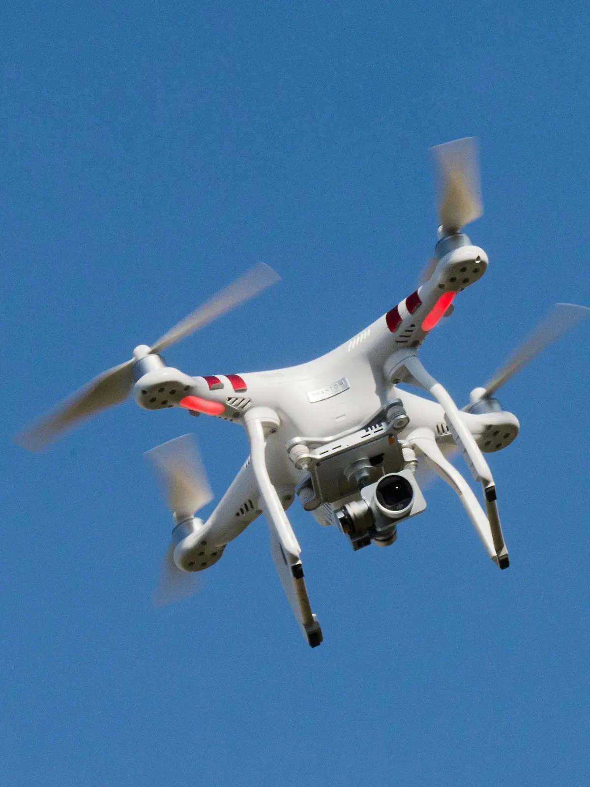 ARCHIV - 26.03.2016, Nordrhein-Westfalen, Breitscheid: ILLUSTRATION - Eine private Drohne fliegt in weiter Entfernung von einem Flugzeug, das im Anflug auf den Flughafen Düsseldorf ist. Dass Drohnen gefährlich nah an Flughäfen herumschwirren, ist Alltag. Schon eine kann ein Flugzeug zum Absturz bringen. Deutsche Firmen haben längst Abwehrsysteme entwickelt. (Zu dpa "Tests und Ausschreibung: Warum Drohnenabwehr an Flughäfen noch fehlt") Foto: Julian Stratenschulte/dpa +++ dpa-Bildfunk +++