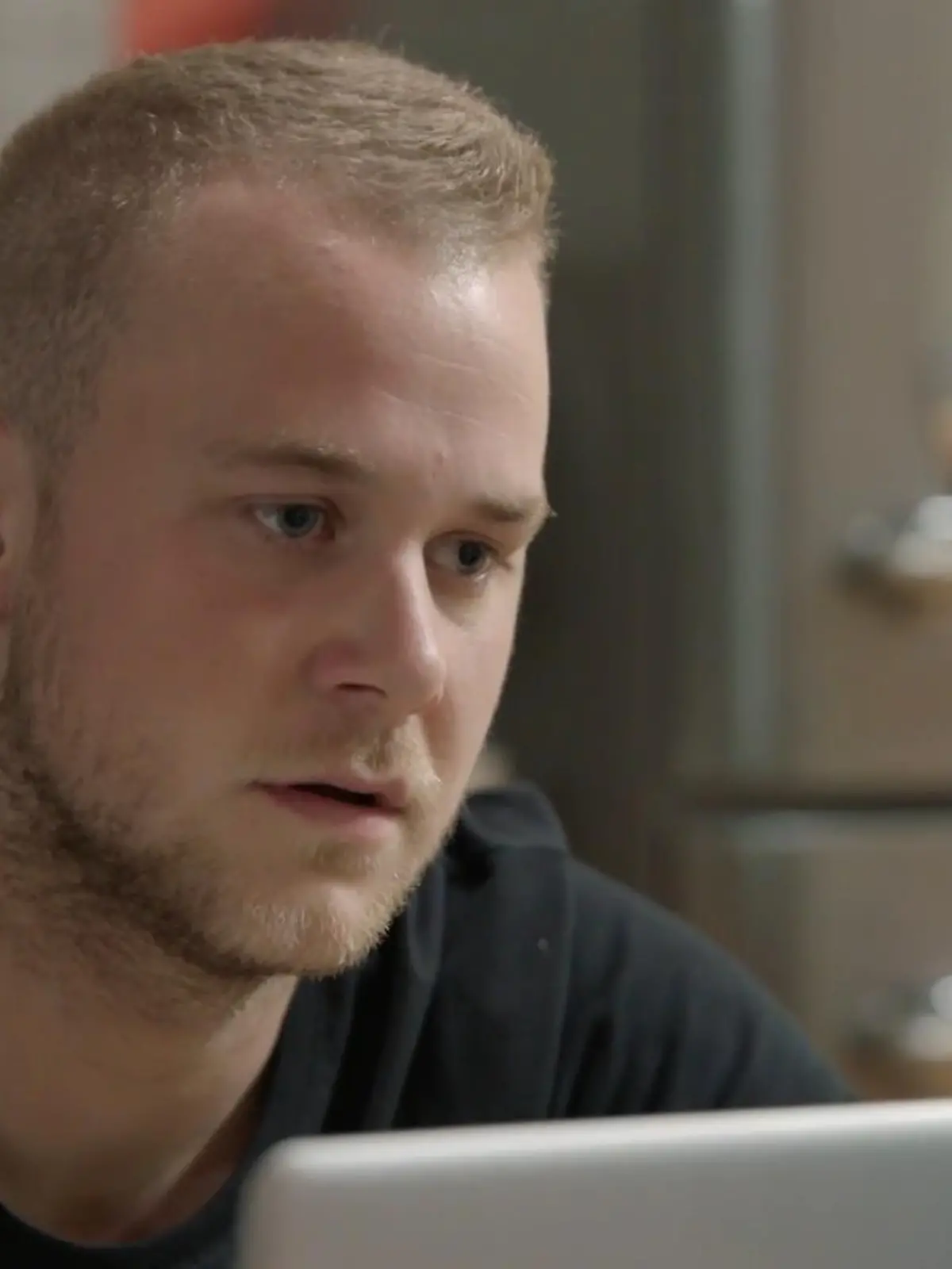 Jonas erkennt, dass er Mist gebaut hat.