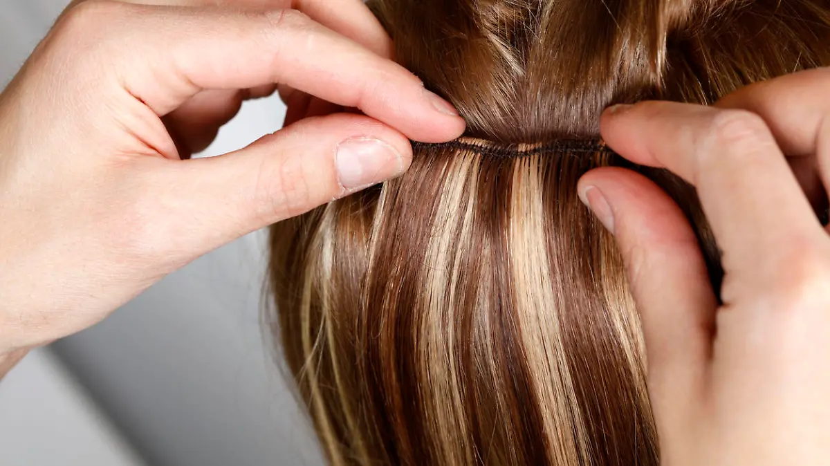 Frau trägt Extensions im Haar