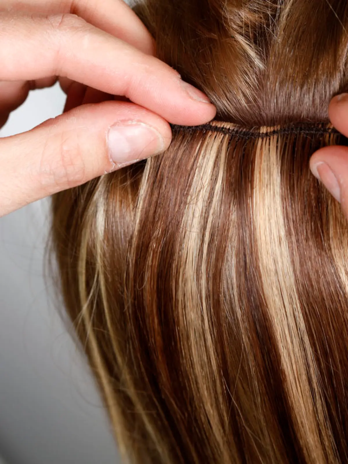 Frau trägt Extensions im Haar