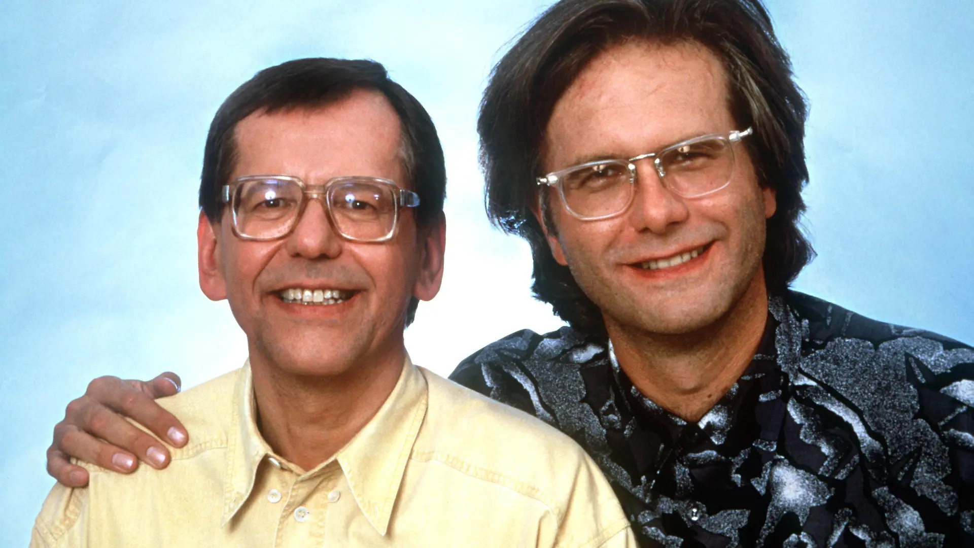 Humor-Scharfrichter und Prügelknabe: Ungewohnt harmonisch lächeln die Entertainer Herbert Feuerstein (l) und Harald Schmidt aus der TV-Kultshow "Schmidteinander" am 19.8.1992. Feuerstein feiert am 15.6.2002 seinen 65. Geburstag. Der gebürtige Salzburger studierte Musik und arbeitete dann in New York als Korrespondent.Von 1971 bis 1992 war Feuerstein Chefredakteur der Satirezeitschrift "MAD". Seit Mitte der 90er Jahre arbeitet er als freier Autor und TV-Moderator. Zu großer Popularität gelangte er in der ARD-Kultshow "Schmidteinander".