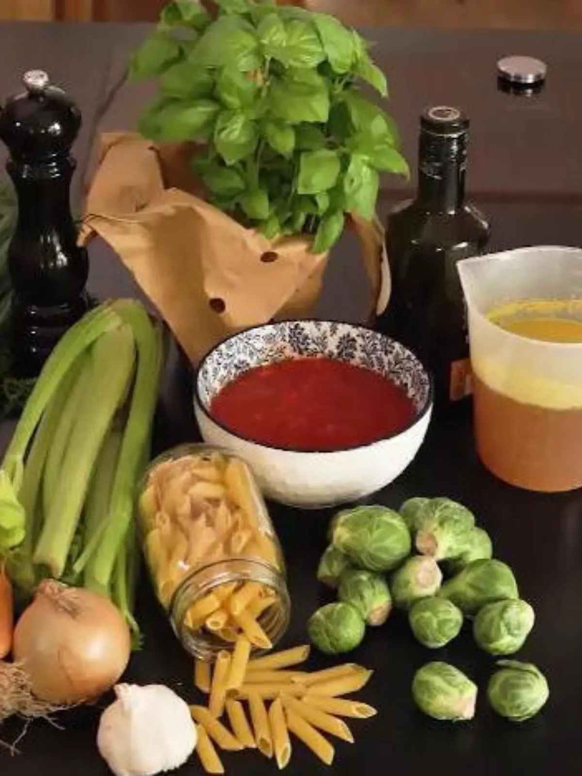 Rosenkohl, Wirsing und Co. sind vor allem bei Kindern eher unbeliebt. Doch das ist schade, denn das Herbstgemüse ist super gesund! Wir zeigen Ihnen zwei leckere Kohlgerichte, die garantiert Groß UND Klein schmecken!