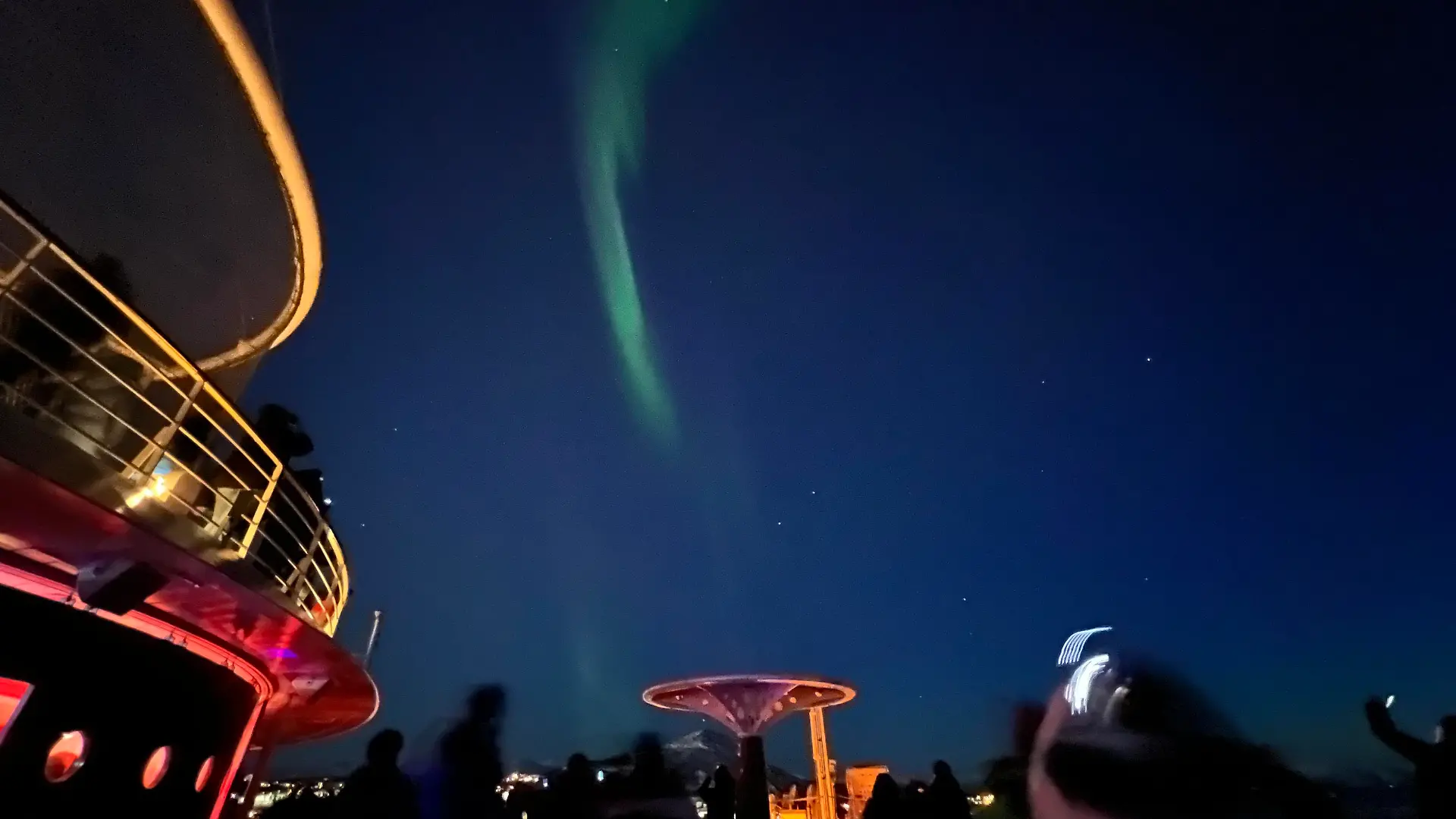 Auf Deck 12 achtern tummeln sich die Passagiere der Aida mar. Die Urlauber fotografieren die Polarlichter, die am Nachthimmel von Alta (Norwegen) zu sehen sind.