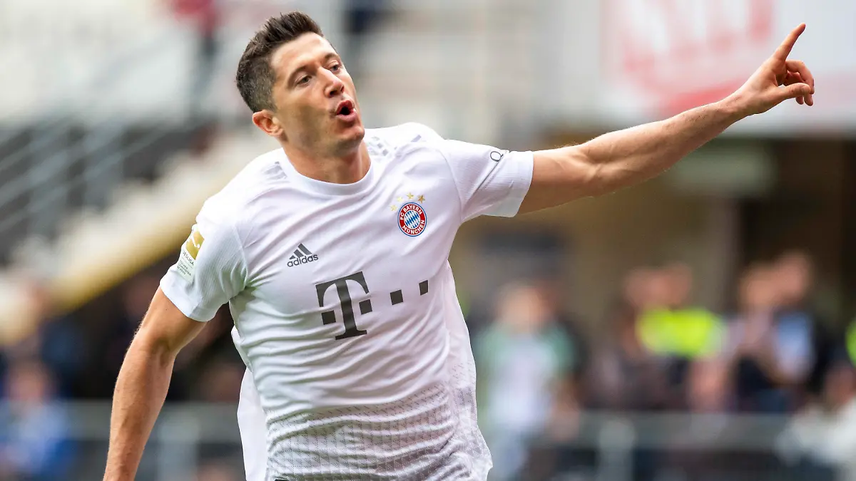 ARCHIV - 28.09.2019, Nordrhein-Westfalen, Paderborn: Fußball: Bundesliga, SC Paderborn 07 - FC Bayern München, 6. Spieltag in der Benteler-Arena. Münchens Robert Lewandowski jubelt nach seinem Tor zum 1:3. Lewandowski von Triple-Gewinner FC Bayern München ist Europas Fußballer des Jahres. Foto: David Inderlied/dpa +++ dpa-Bildfunk +++