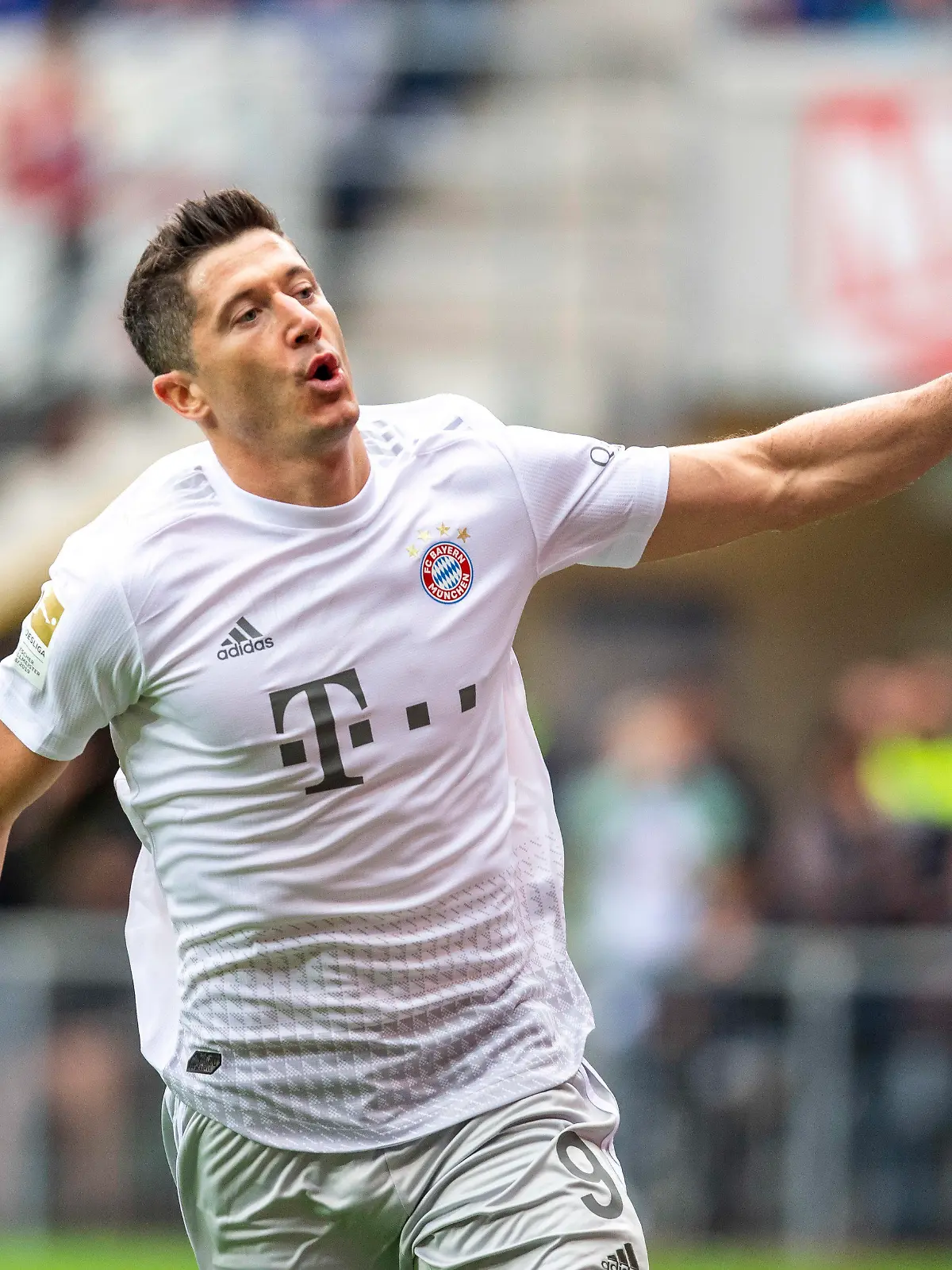 ARCHIV - 28.09.2019, Nordrhein-Westfalen, Paderborn: Fußball: Bundesliga, SC Paderborn 07 - FC Bayern München, 6. Spieltag in der Benteler-Arena. Münchens Robert Lewandowski jubelt nach seinem Tor zum 1:3. Lewandowski von Triple-Gewinner FC Bayern München ist Europas Fußballer des Jahres. Foto: David Inderlied/dpa +++ dpa-Bildfunk +++