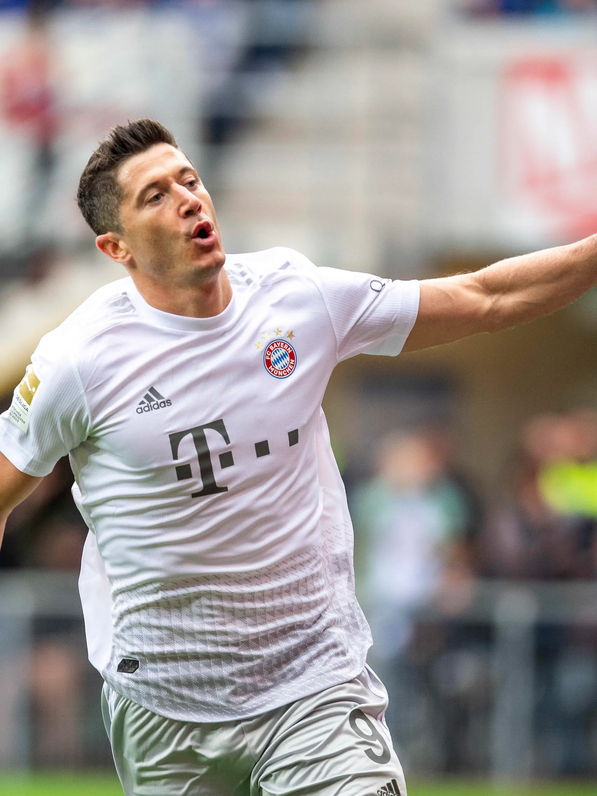 ARCHIV - 28.09.2019, Nordrhein-Westfalen, Paderborn: Fußball: Bundesliga, SC Paderborn 07 - FC Bayern München, 6. Spieltag in der Benteler-Arena. Münchens Robert Lewandowski jubelt nach seinem Tor zum 1:3. Lewandowski von Triple-Gewinner FC Bayern München ist Europas Fußballer des Jahres. Foto: David Inderlied/dpa +++ dpa-Bildfunk +++