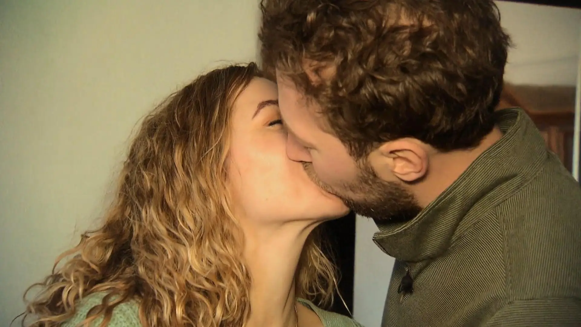 So sieht Liebe aus! Antje und Ex-"Bauer sucht Frau"-Kandidat Arne können ihre Lippen nicht voneinander lassen.