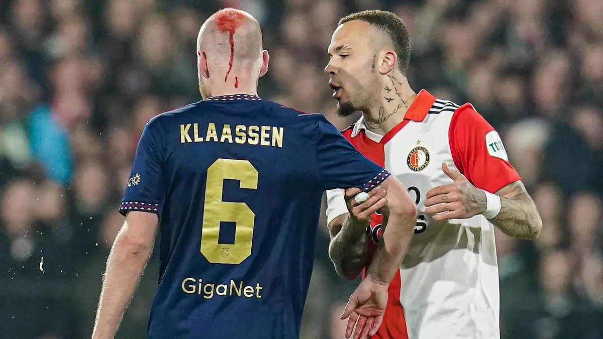 ROTTERDAM, 04-03-2023, Feijenoord stadium de Kuip , TOTO KNVB Beker cup , season 2022 / 2023, Match between Feyenoord and Ajax , Ajax player Davy Klaassen with bleeding head talking to Feyenoord defender Quilindschy Hartman r Feyenoord - Ajax cup PUBLICATIONxNOTxINxNED x20439845x Copyright: