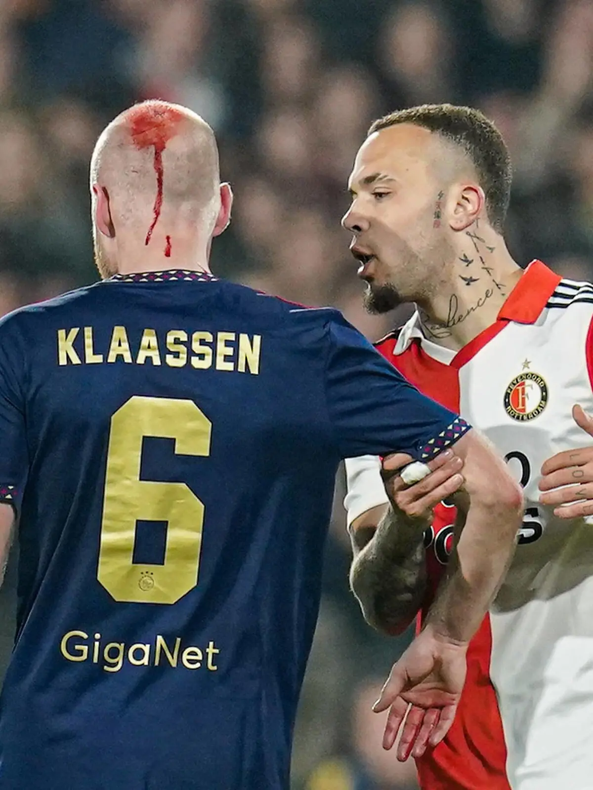 ROTTERDAM, 04-03-2023, Feijenoord stadium de Kuip , TOTO KNVB Beker cup , season 2022 / 2023, Match between Feyenoord and Ajax , Ajax player Davy Klaassen with bleeding head talking to Feyenoord defender Quilindschy Hartman r Feyenoord - Ajax cup PUBLICATIONxNOTxINxNED x20439845x Copyright: