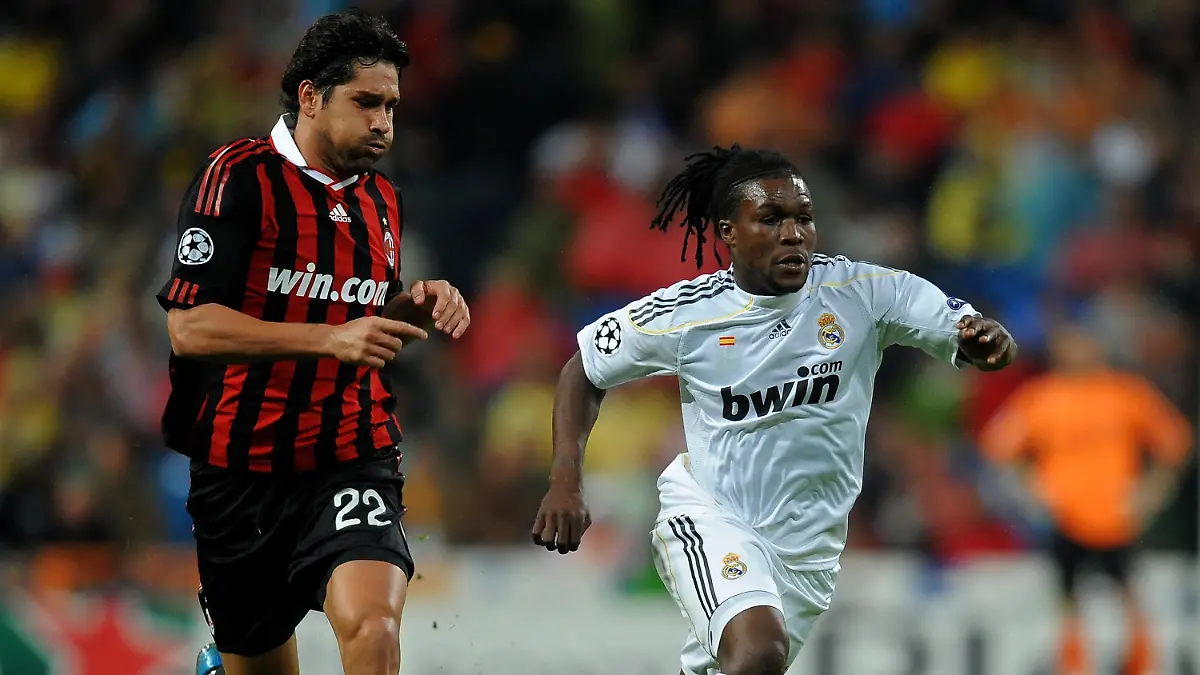 MADRID, SPAIN - OCTOBER 21:  Royston Drenthe (R) of Real Madrid runs for the ball with Marco Borriello of AC Milan during the Champions League group C match between Real Madrid and AC Milan at the Estadio Santiago Bernabeu on October 21, 2009 in Madrid, Spain. AC Milan won the match 3-2.  (Photo by Jasper Juinen/Getty Images)