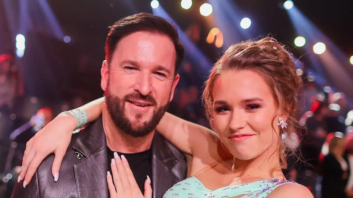 ARCHIV - 07.03.2020, Nordrhein-Westfalen, Köln: Michael Wendler, Schlagersänger, trägt seine Freundin Laura Müller nach der RTL-Tanzshow «Let's Dance» im Coloneum auf den Armen. Die eigentlich noch in diesem Jahr geplante kirchliche Hochzeit von Wendler und seiner Laura (20) wird auf 2021 verschoben. Grund sei die Corona-Pandemie.(zu dpa Der Wendler verschiebt seine große Hochzeit auf 2021) Foto: Rolf Vennenbernd/dpa +++ dpa-Bildfunk +++