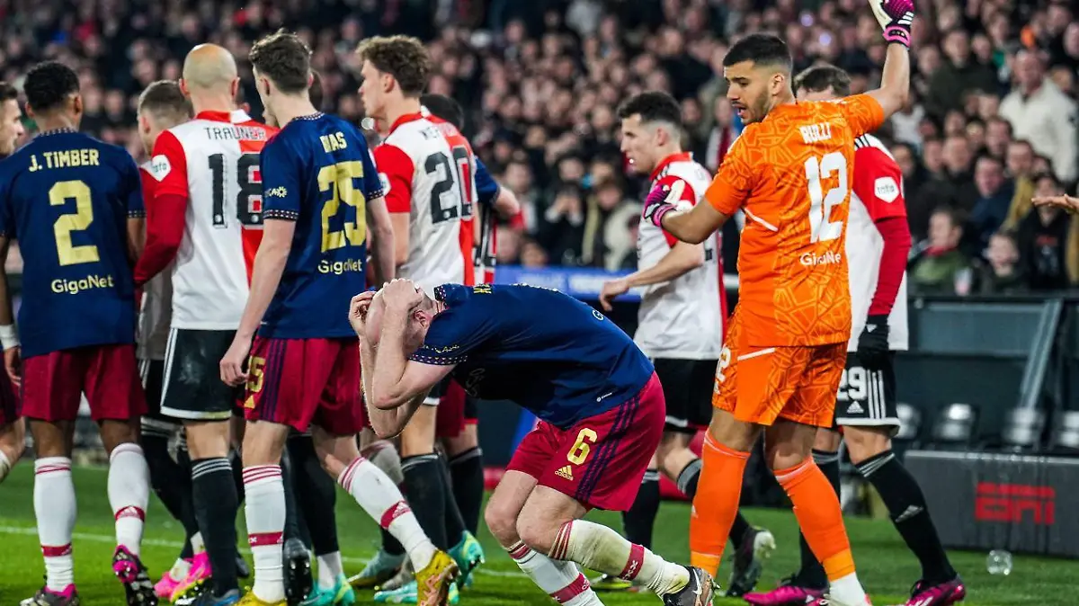 Davy Klaassen sank nach dem Treffer zu Boden.
