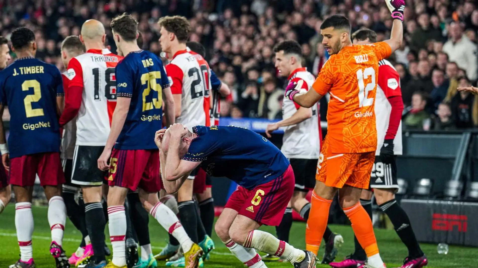 Davy Klaassen sank nach dem Treffer zu Boden.