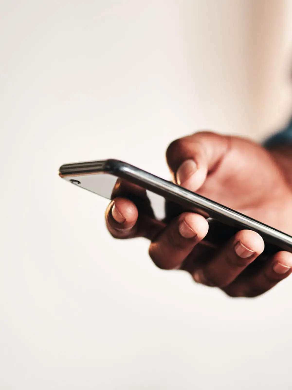 Mann mit Smartphone