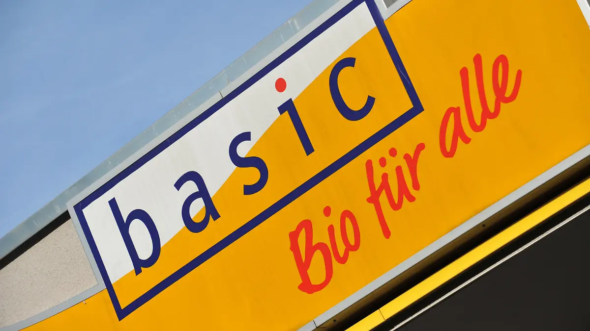 ARCHIV - 17.09.2012, Bayern, München: Das Logo der Bio-Supermarktkette Basic an einer Filiale. Die Bio-Supermarktkette Basic saniert sich im Schutzschirmverfahren nach dem Insolvenzrecht. (Zu dpa «Bio-Supermarktkette Basic saniert sich im Schutzschir