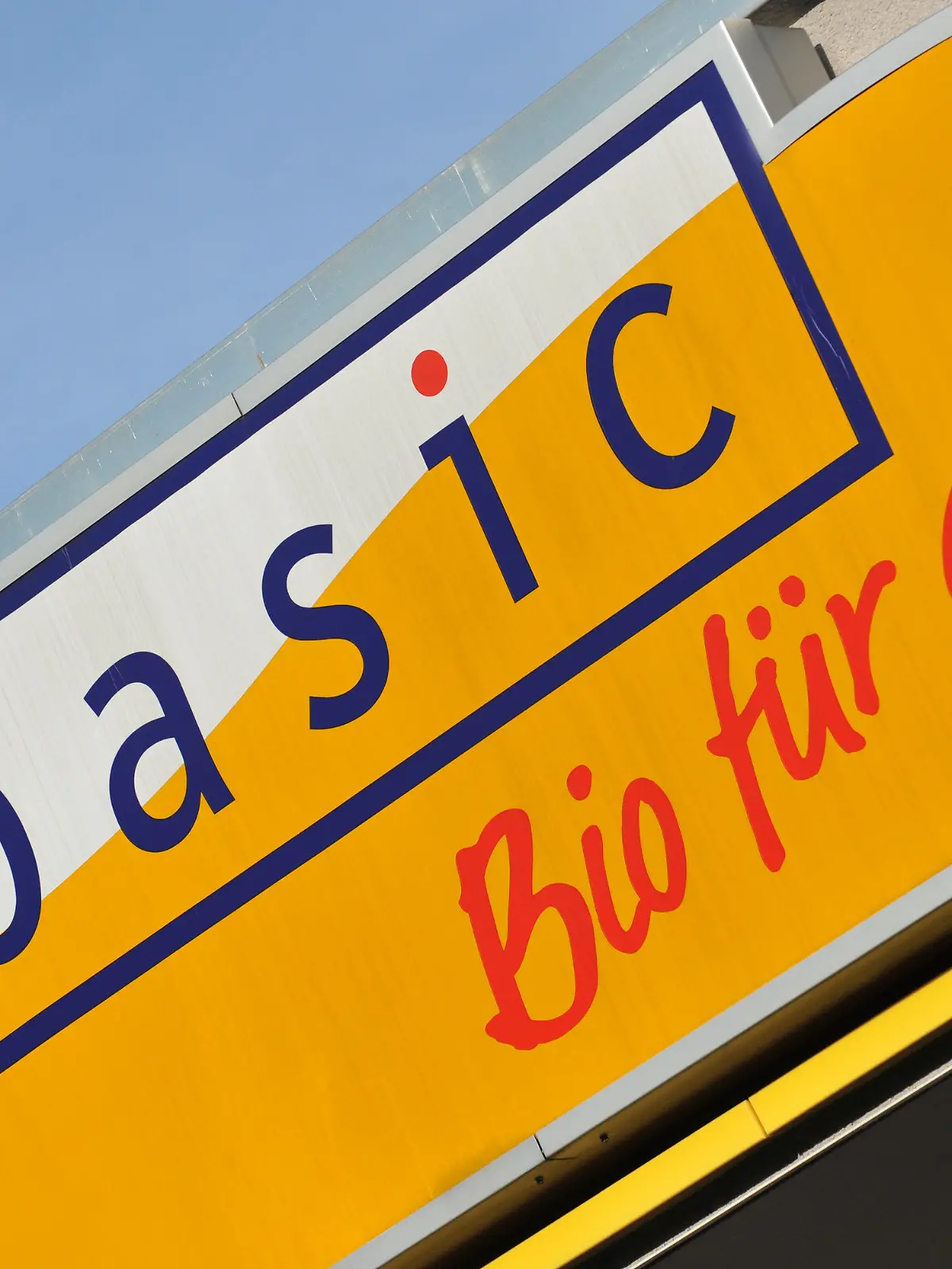 ARCHIV - 17.09.2012, Bayern, München: Das Logo der Bio-Supermarktkette Basic an einer Filiale. Die Bio-Supermarktkette Basic saniert sich im Schutzschirmverfahren nach dem Insolvenzrecht. (Zu dpa «Bio-Supermarktkette Basic saniert sich im Schutzschir