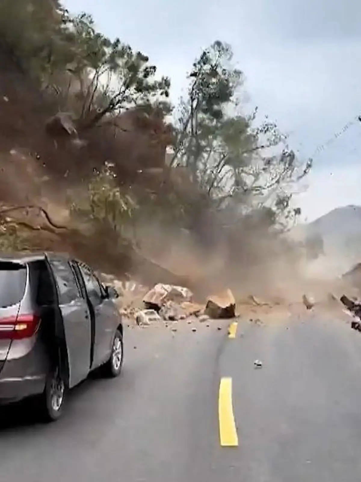 Diese Aufnahmen aus dem Süden von China hätten auch anders ausgehen können – denn nur wenige Meter machen hier den Unterschied zwischen einem aufregenden Video und dem sicheren Tod. Eigentlich wollte der Kameramann nur kurz am Straßenrand parken, um die schöne Aussicht zu filmen – letztendlich rettete ihm diese Entscheidung wohl das Leben.