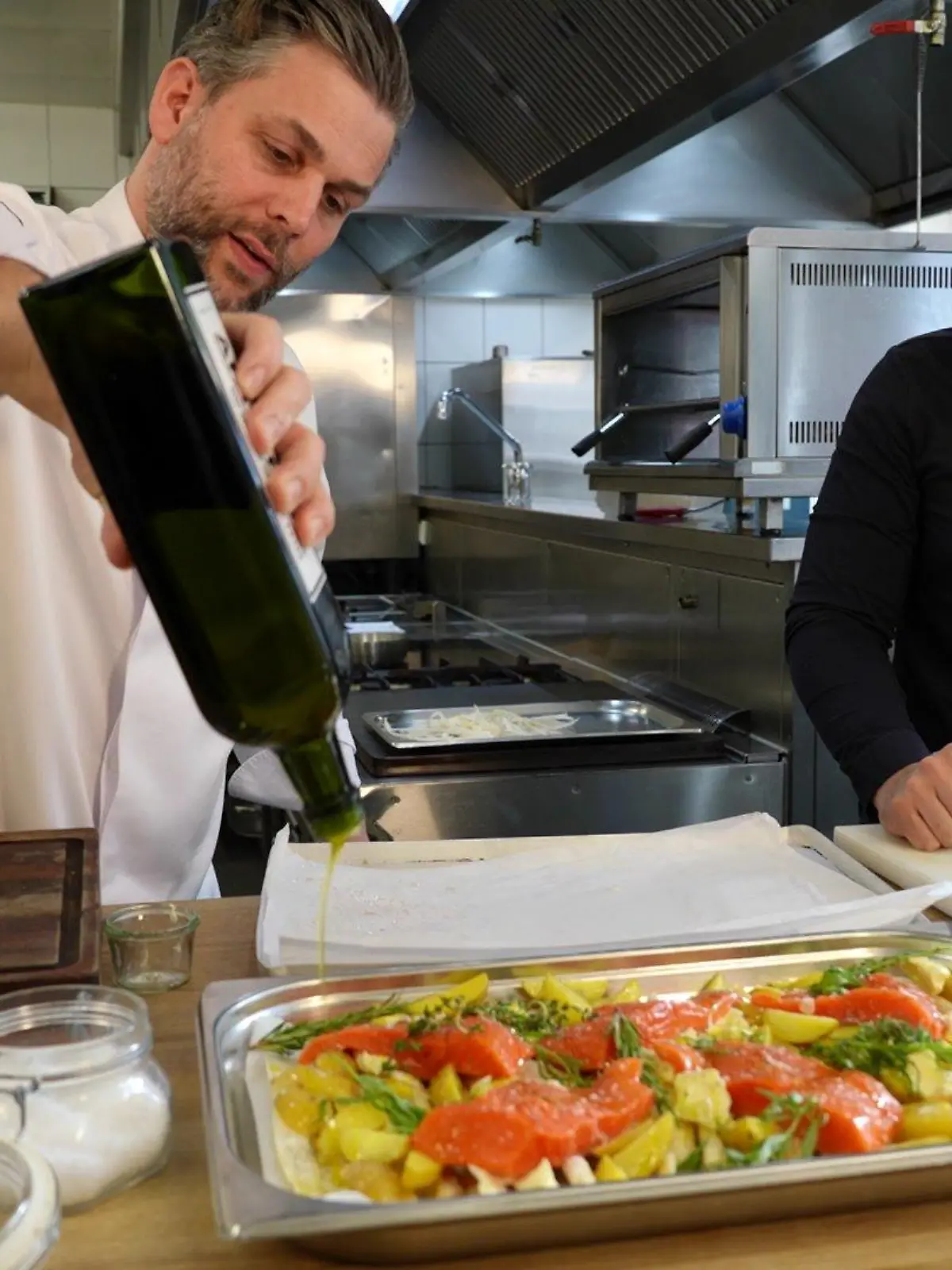 Unser Reporter Kai Bülter hat mit dem Hamburger Koch Hannes Schröder ein leckeres Ostermenü zubereitet.