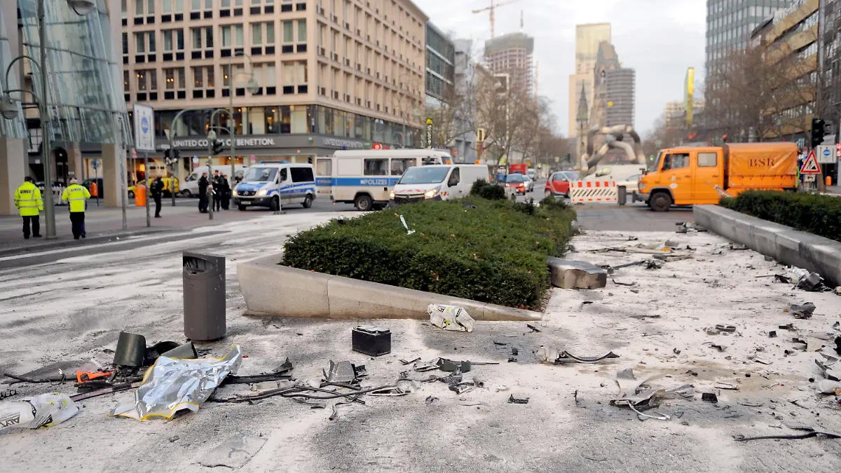 ARCHIV - 01.02.2016, Berlin: Fahrzeugteile liegen nach einem illegalen Autorennen in der Tauentzienstraße. Drei Jahre nach einem illegalen Autorennen mit tödlichen Folgen auf dem Berliner Kurfürstendamm will einer der beiden Angeklagten sein Schweigen brechen und im neu aufgelegten Mordprozess vor dem Landgericht aussagen. (zu "Tödliches Autorennen am Kurfürstendamm: Ein Angeklagter will aussagen" vom 26.02.2019) Foto: Britta Pedersen/ZB/dpa +++ dpa-Bildfunk +++