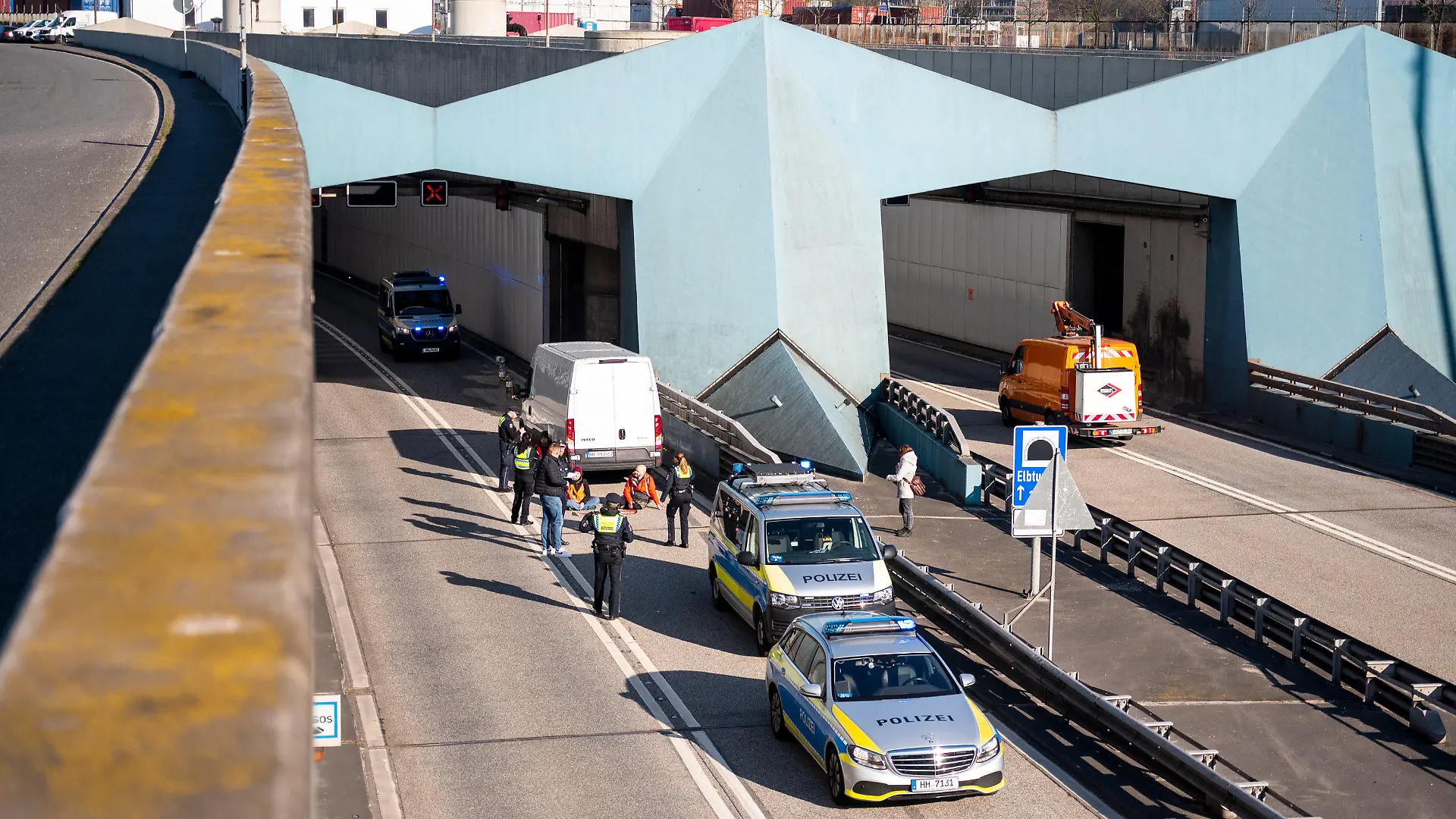 06.04.2023, Hamburg: Klimaaktivisten haben sich auf der Fahrbahn der Autobahn 7 festgeklebt und blockieren so die Zufahrt des Elbtunnels in Richtung Norden. Foto: Daniel Bockwoldt/dpa +++ dpa-Bildfunk +++