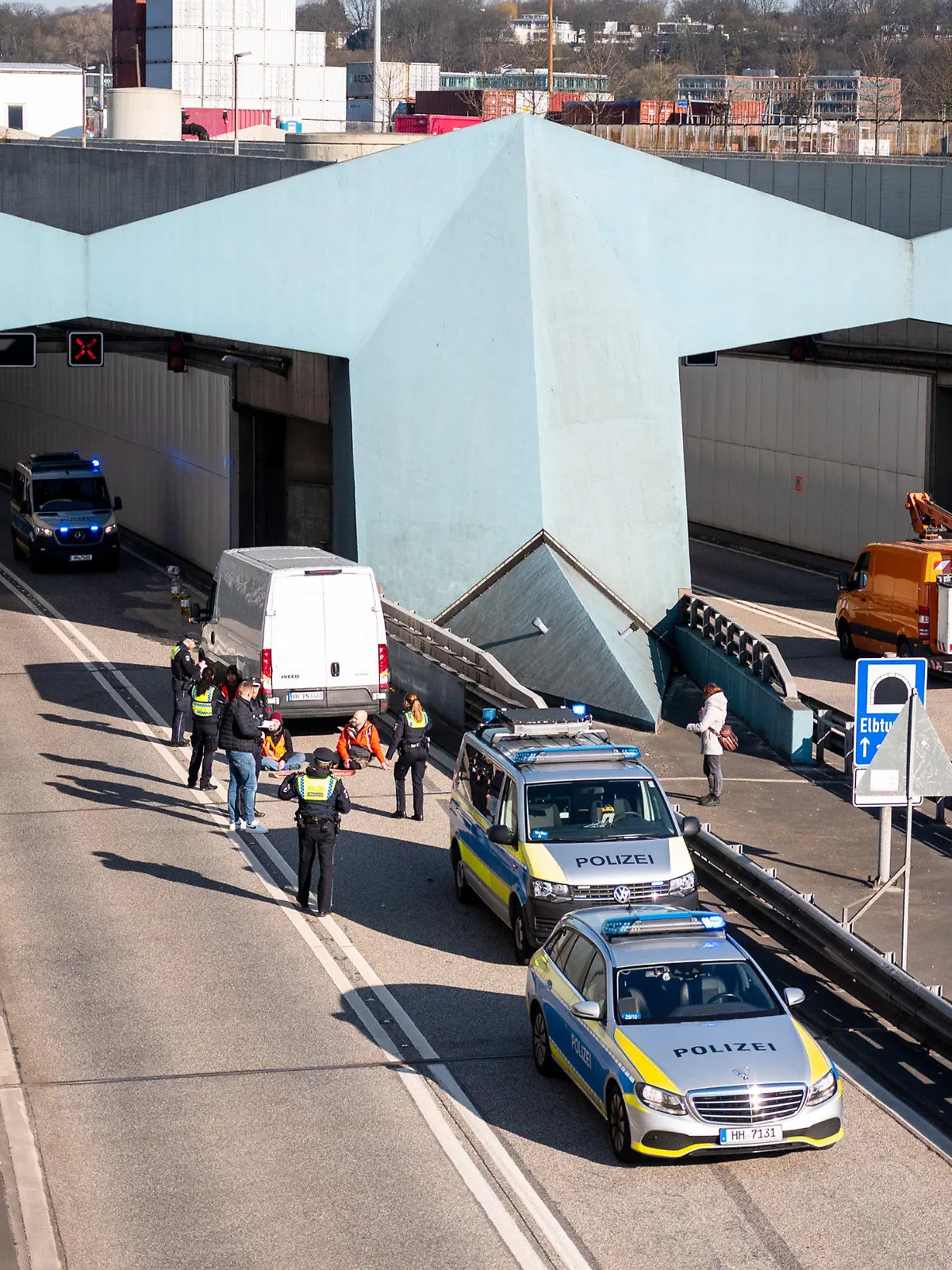 06.04.2023, Hamburg: Klimaaktivisten haben sich auf der Fahrbahn der Autobahn 7 festgeklebt und blockieren so die Zufahrt des Elbtunnels in Richtung Norden. Foto: Daniel Bockwoldt/dpa +++ dpa-Bildfunk +++