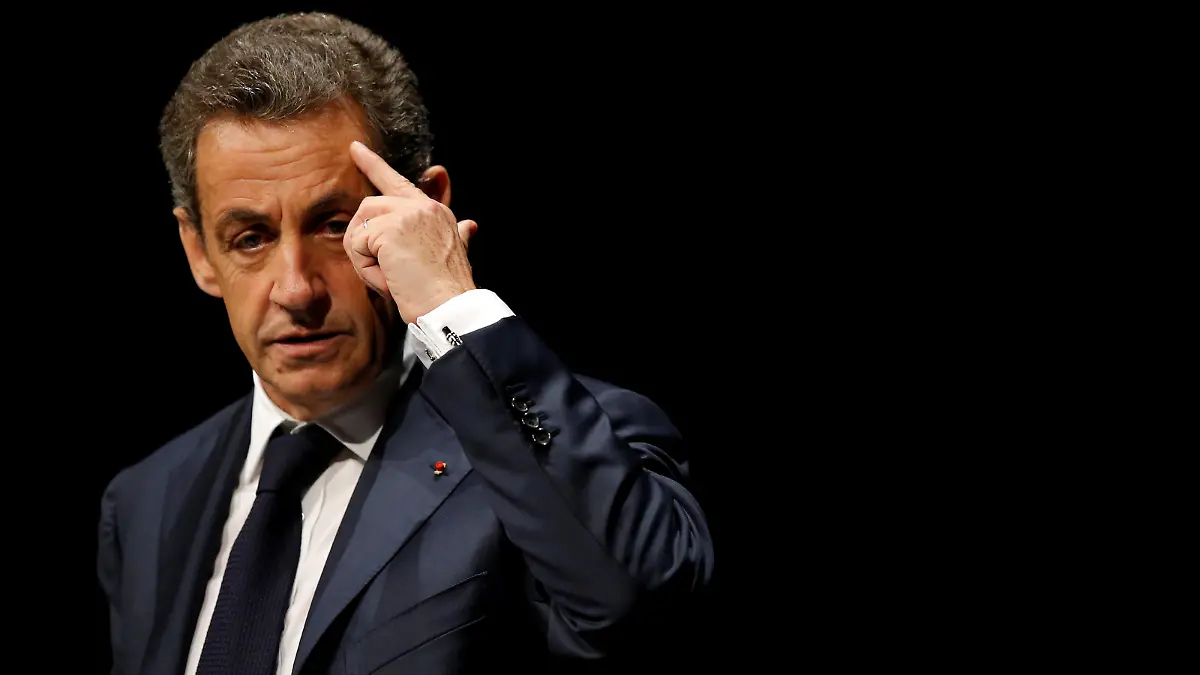 FILE PHOTO: Nicolas Sarkozy, former head of the Les Republicains political party, attends a Les Republicains (LR) public meeting in Les Sables d'Olonne, France, October 1, 2016. REUTERS/Stephane Mahe/File Photo