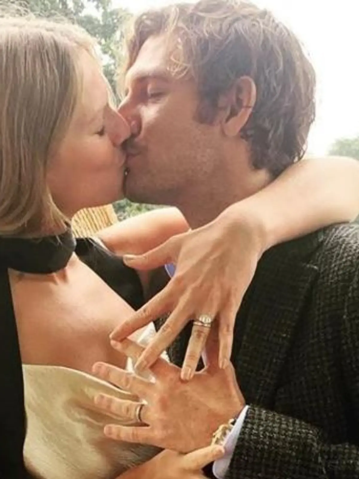 Toni Garrn und Aley Pettyfer zeigen stolz ihre Eheringe.