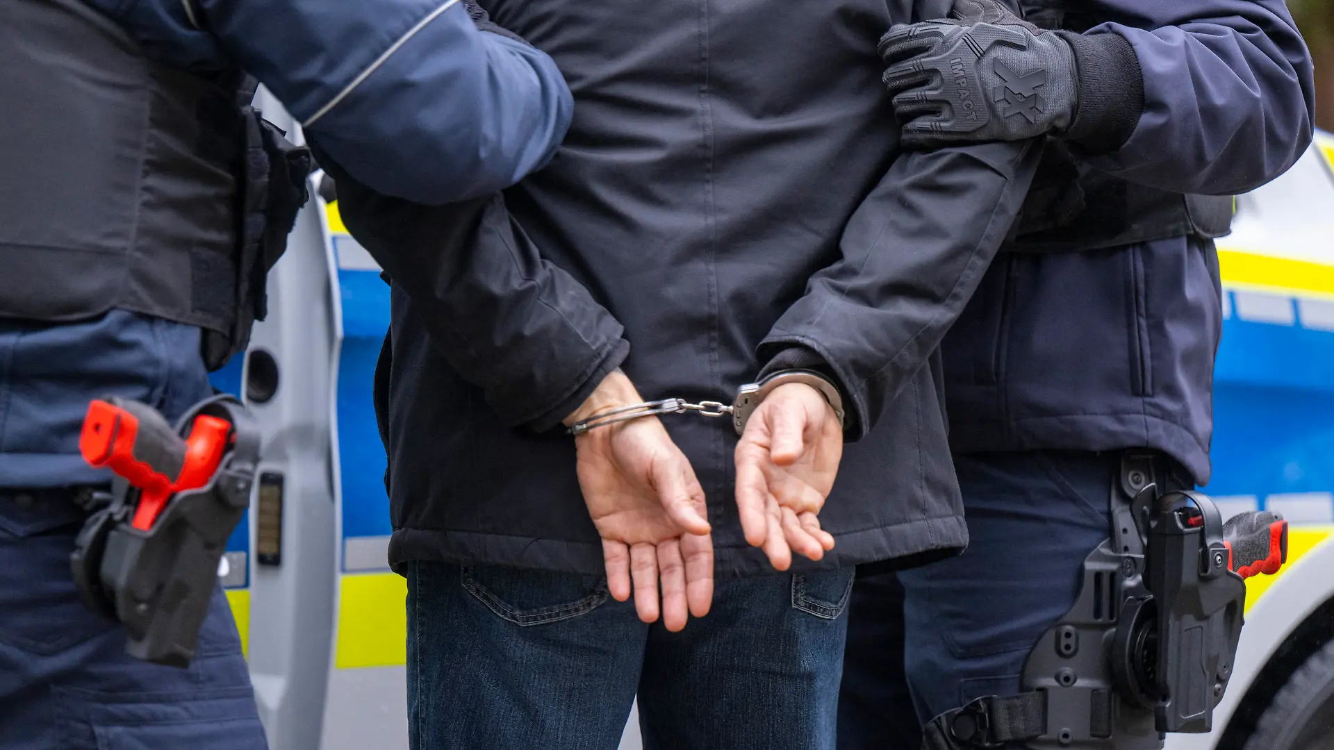 Polizisten führen bei einem Probelauf mit Bodycams eine Festnahme durch, aufgenommen bei einem Pressetermin zur Ausweitung des Einsatzes von Bodycams bei Polizei und Feuerwehr.