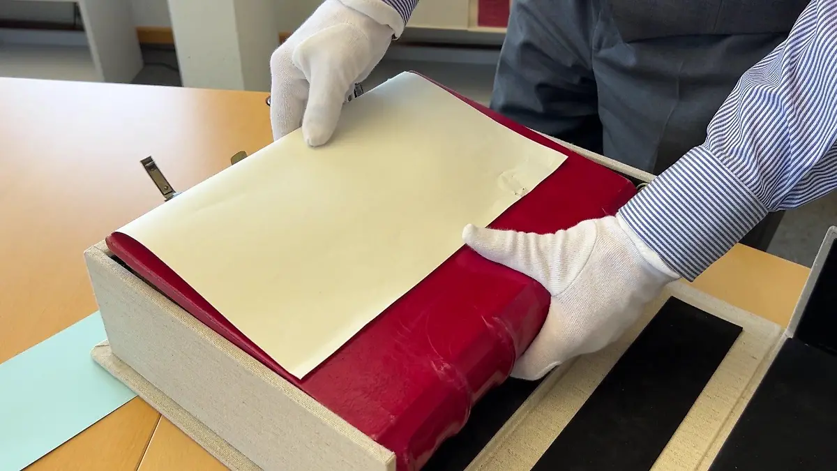 Das rote Stadtbuch von 1301 wird streng unter Verschluss gehalten.