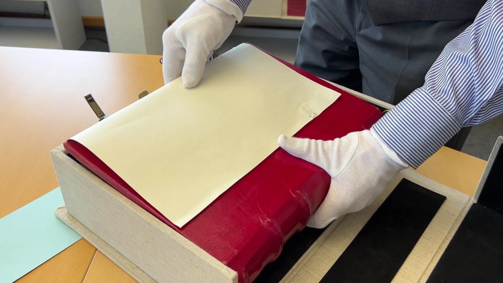 Das rote Stadtbuch von 1301 wird streng unter Verschluss gehalten.