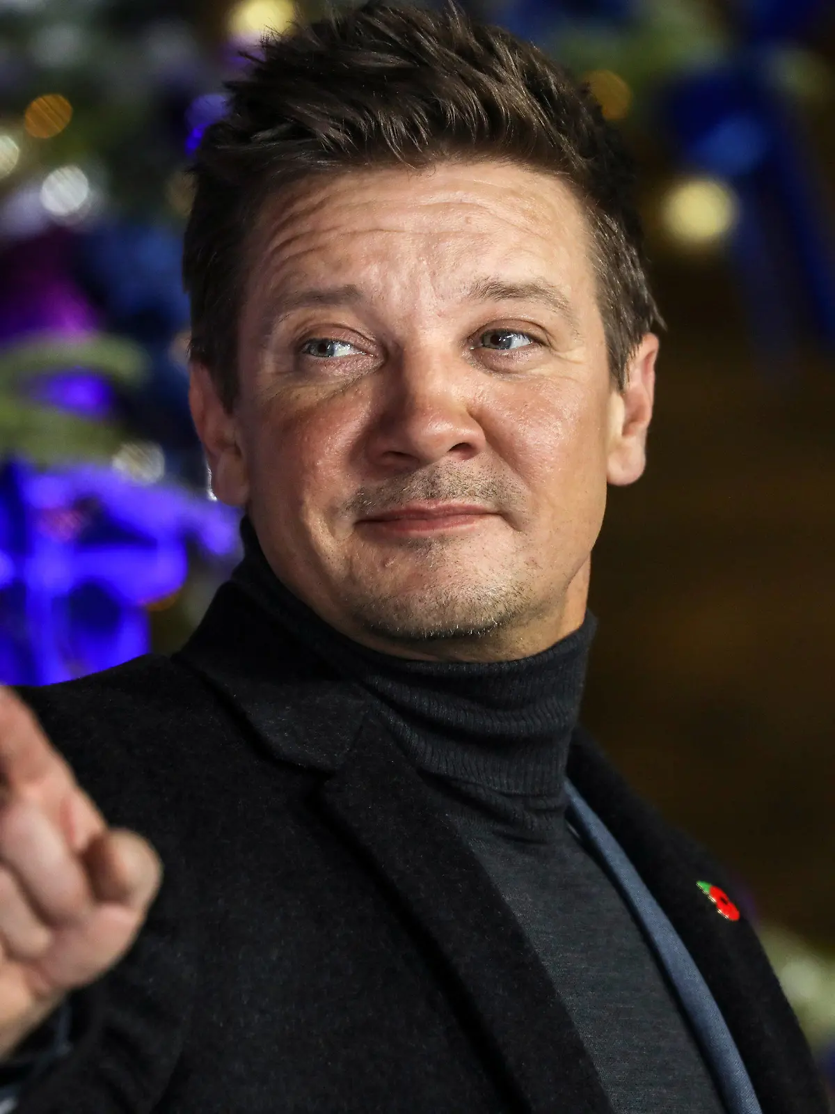 ARCHIV - 11.11.2021, Großbritannien, London: Jeremy Renner, US-Schauspieler, posiert für Fotografen bei seiner Ankunft bei der britischen Fanvorführung des Films «Hawkeye». (zu dpa «Jeremy Renner über Unfall: «Habe Abschiedsworte geschrieben»») Foto: Vianney Le Caer/Invision/AP/dpa +++ dpa-Bildfunk +++