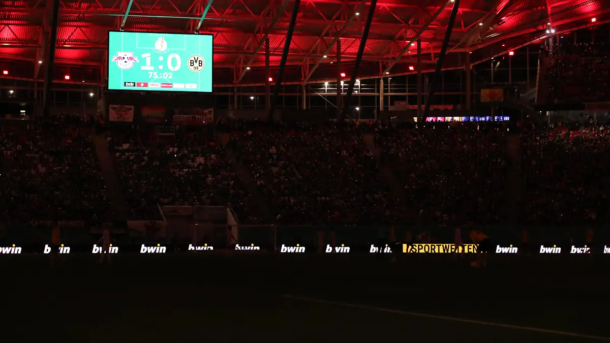 Licht aus in der Red Bull Arena während der zweiten Halbzeit - DFB Pokal Viertelfinale Fussball Saison 2022-2023 RB Leipzig vs. Borussia Dortmund in der Red Bull Arena in Leipzig - Aktion,Fussball,Deutschland,Mann,Männer,05.04.2023 *** Lights out in the Red Bull Arena during the second half DFB Pokal quarterfinal football season 2022 2023 RB Leipzig vs Borussia Dortmund in the Red Bull Arena in Leipzig action,football,Germany,man,men,05 04 2023