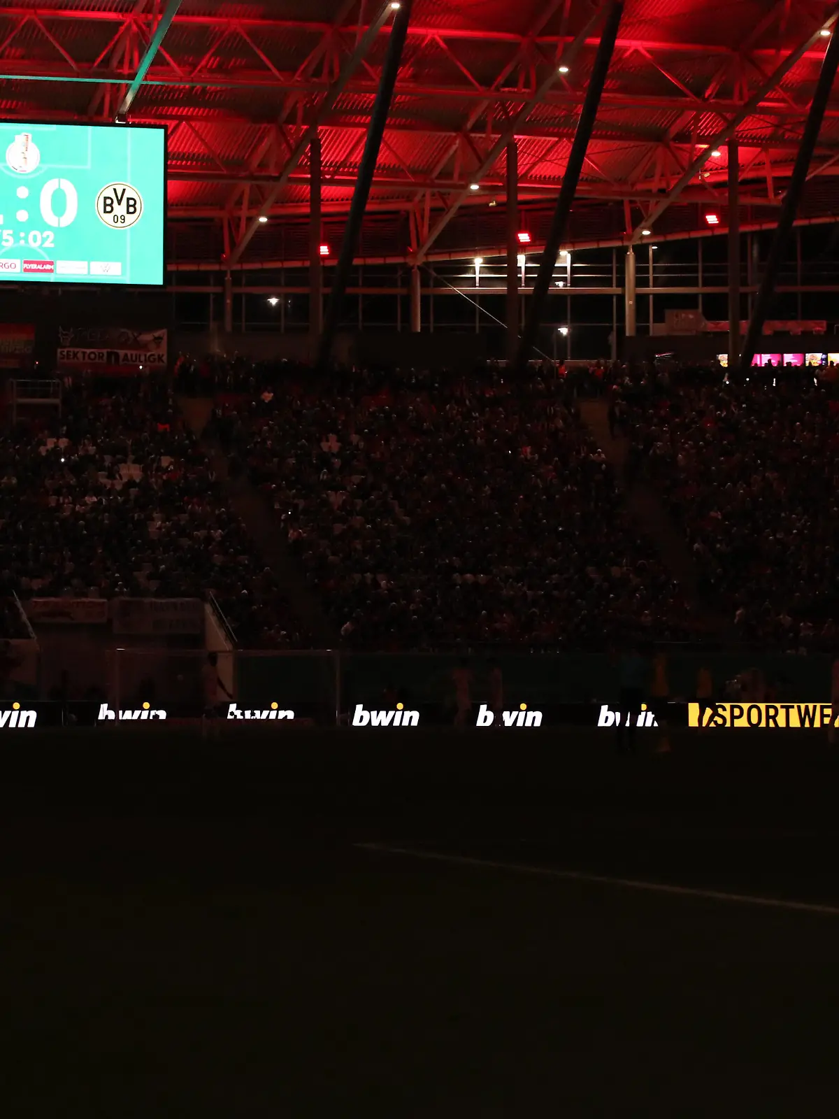 Licht aus in der Red Bull Arena während der zweiten Halbzeit - DFB Pokal Viertelfinale Fussball Saison 2022-2023 RB Leipzig vs. Borussia Dortmund in der Red Bull Arena in Leipzig - Aktion,Fussball,Deutschland,Mann,Männer,05.04.2023 *** Lights out in the Red Bull Arena during the second half DFB Pokal quarterfinal football season 2022 2023 RB Leipzig vs Borussia Dortmund in the Red Bull Arena in Leipzig action,football,Germany,man,men,05 04 2023