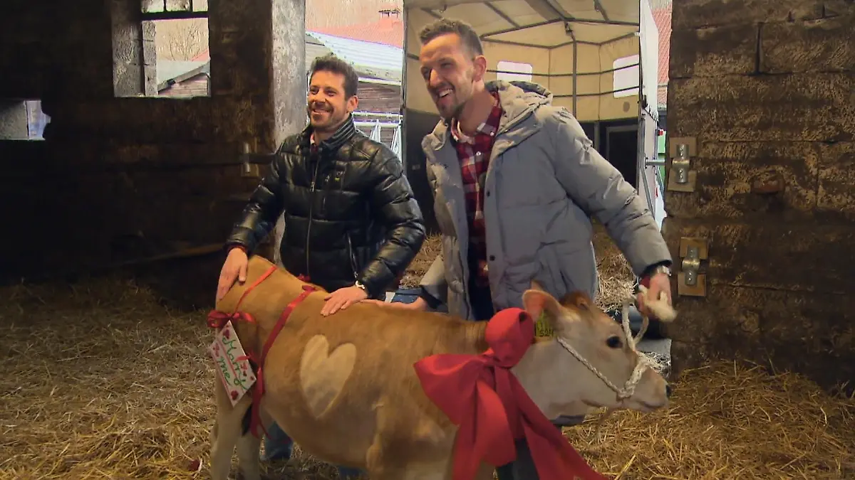 Wozu sind Freunde denn da?! Manuel und Ex-"Bauer sucht Frau"-Teilnehmer Michael unterstützen Antje bei ihrem romantischen Vorhaben.