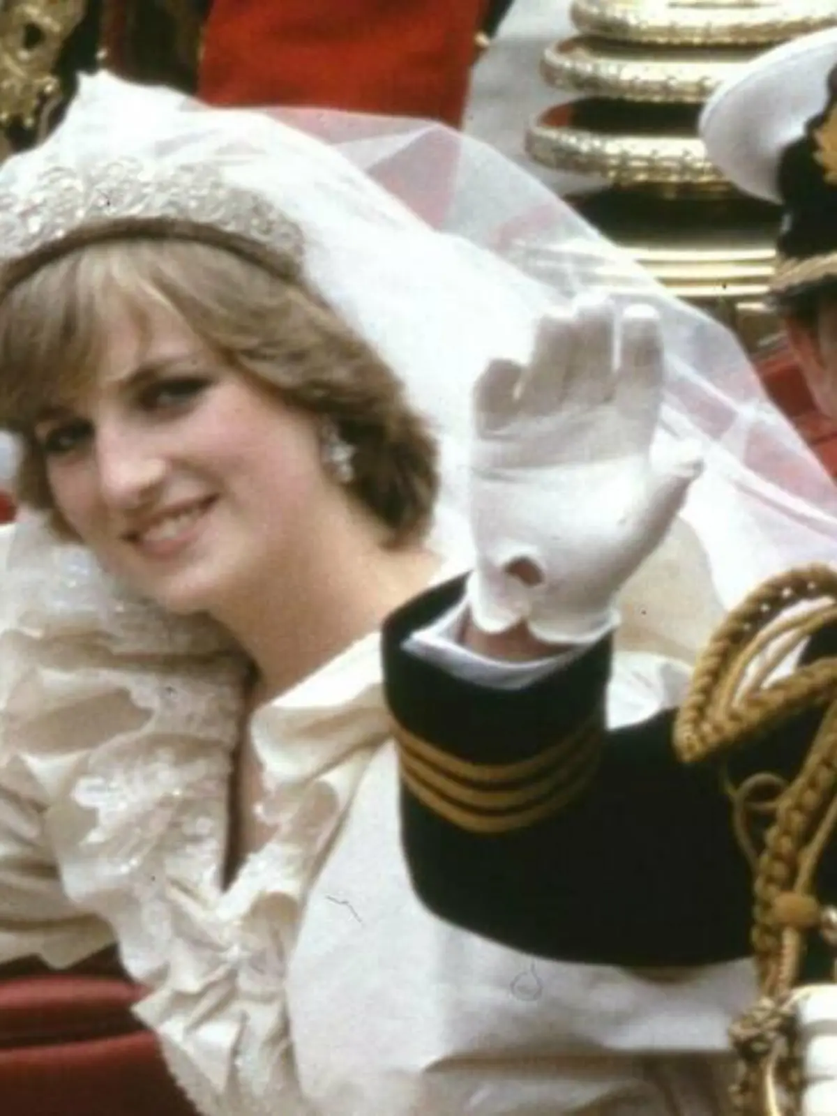 "The Crown": Netflix zeigt Emma Corrin als Lady Diana im Brautkleid