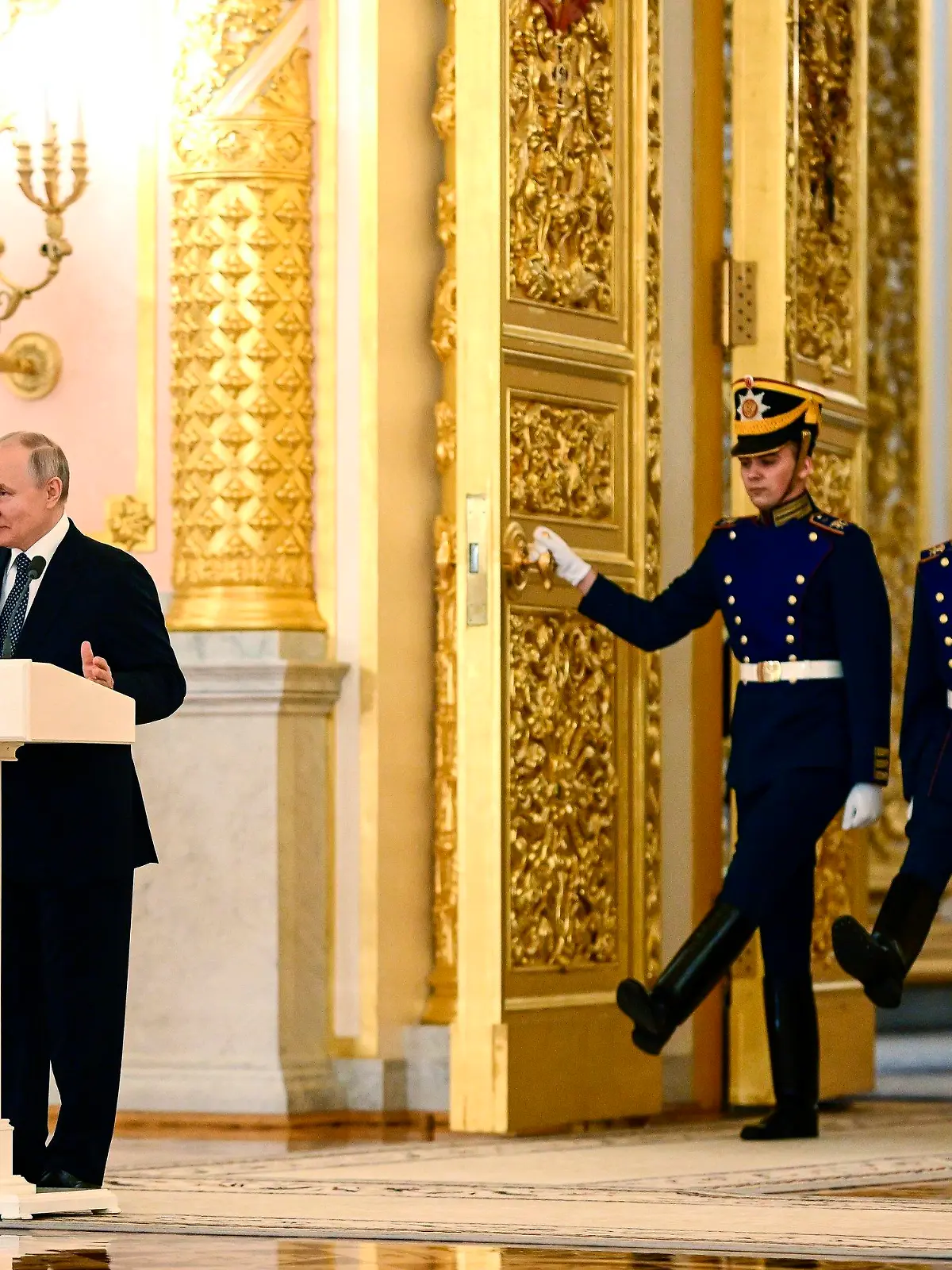 05.04.2023, Russland, Moskau: Dieses von der staatlichen russischen Nachrichtenagentur Sputnik via AP veröffentlichte Foto zeigt Wladimir Putin (l), Präsident von Russland, während er an einer Zeremonie zur Entgegennahme der Beglaubigungsschreiben neu ernannter ausländischer Botschafter teilnimmt. Putin hat in Moskau die neuen Botschafter der EU und der USA getroffen und dem Westen eine geopolitische Konfrontation mit Russland vorgeworfen. Foto: Vladimir Astapkovich/Pool Sputnik Kremlin/AP/dpa +++ dpa-Bildfunk +++