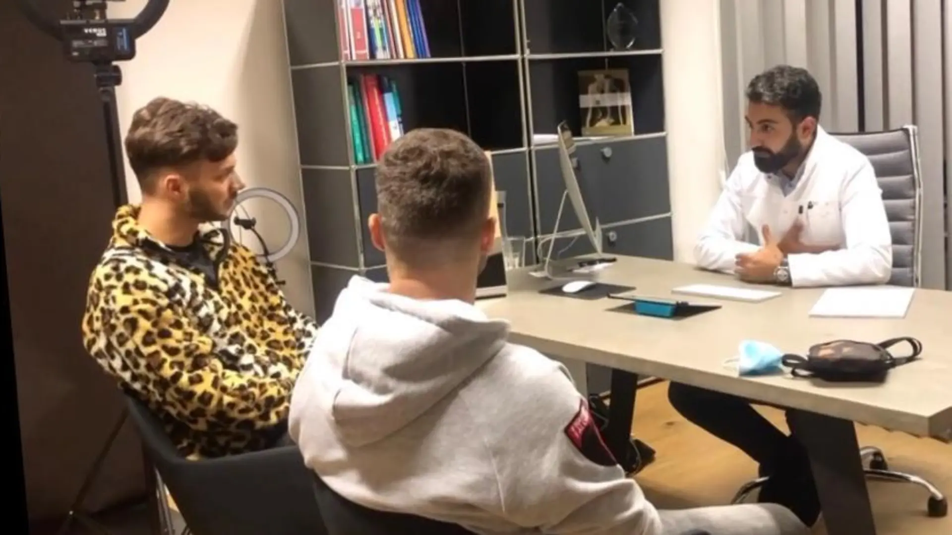 Sam Dylan und sein Freund Rafi Rachek beim Arzt-Besuch