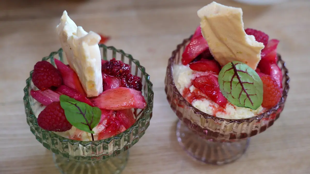 Den krönenden Abschluss macht diese Grießflammerie mit Rhabarber Tonka-Himbeeren-Sud und Limonenbaiser.