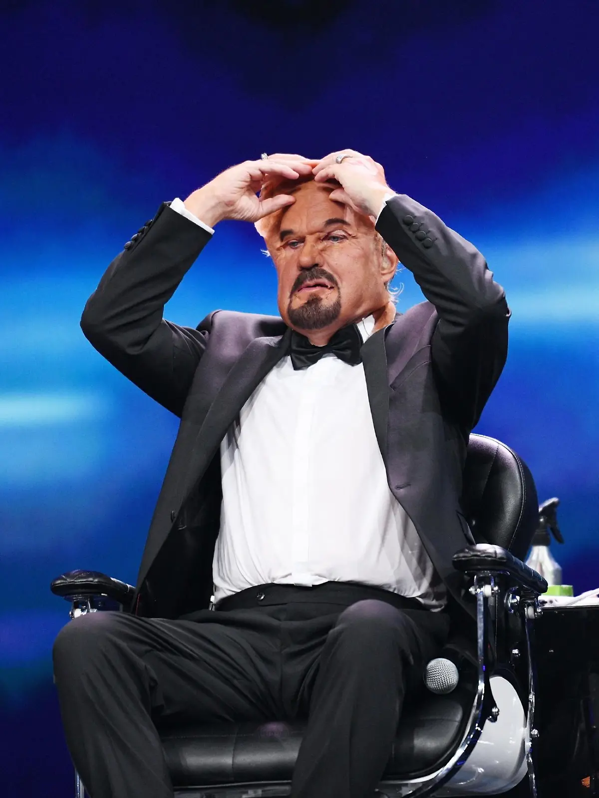 Der Star im "Tom Jones"-Look verwandelt sich in sein normales Ich zurück