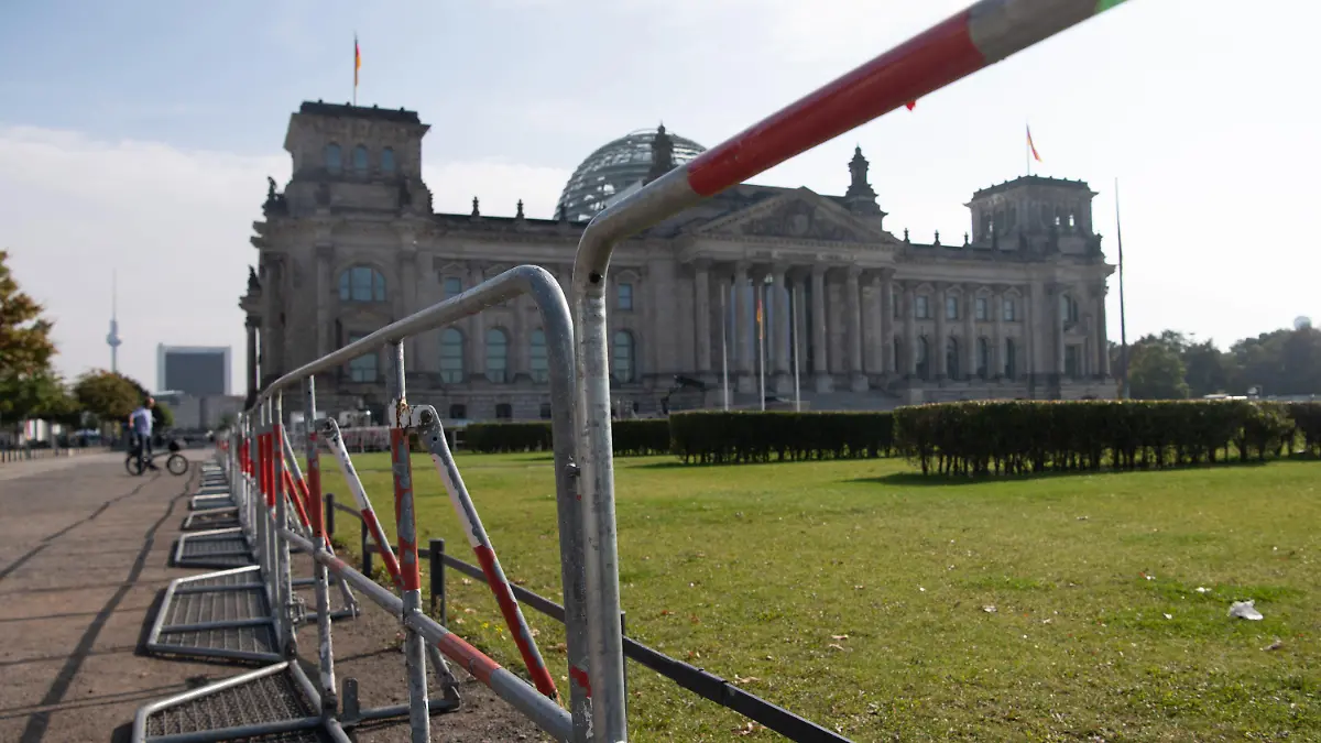 01.10.2020, Berlin: Absperrgitter stehen rings um der Reichstagswiese vor dem Berliner Reichstag. Foto: Paul Zinken/dpa-Zentralbild/dpa +++ dpa-Bildfunk +++