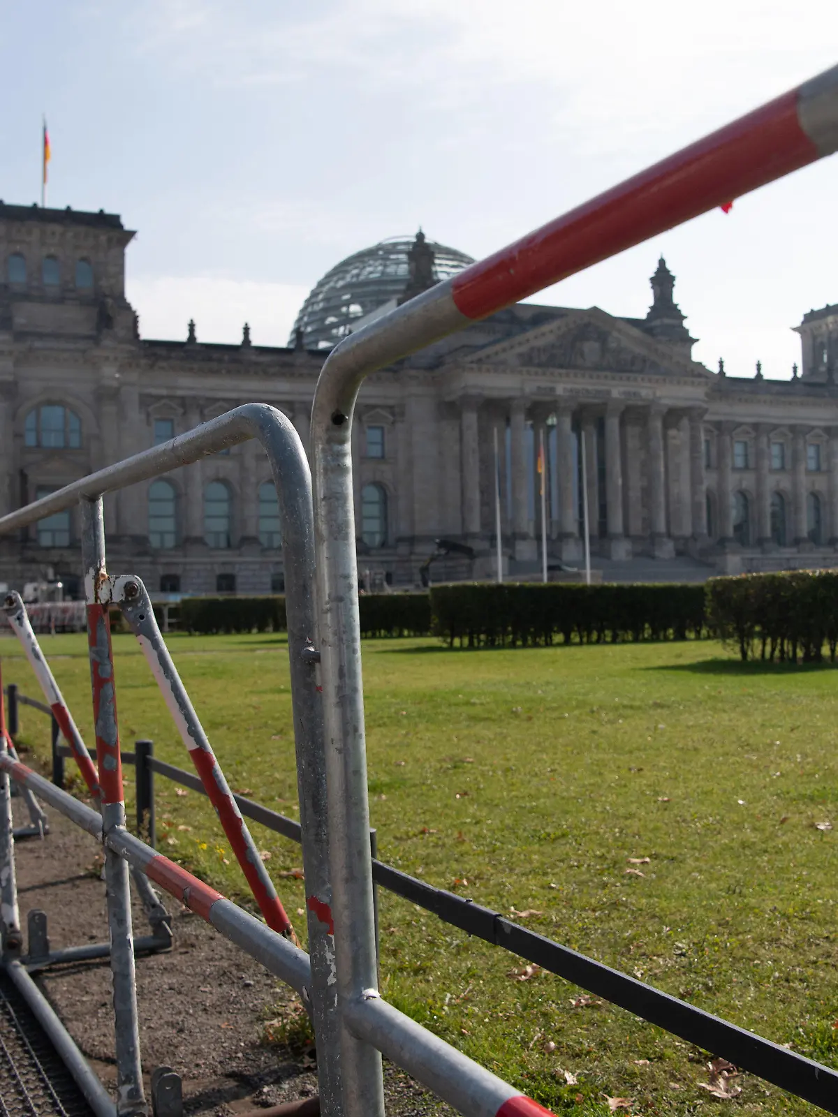 01.10.2020, Berlin: Absperrgitter stehen rings um der Reichstagswiese vor dem Berliner Reichstag. Foto: Paul Zinken/dpa-Zentralbild/dpa +++ dpa-Bildfunk +++