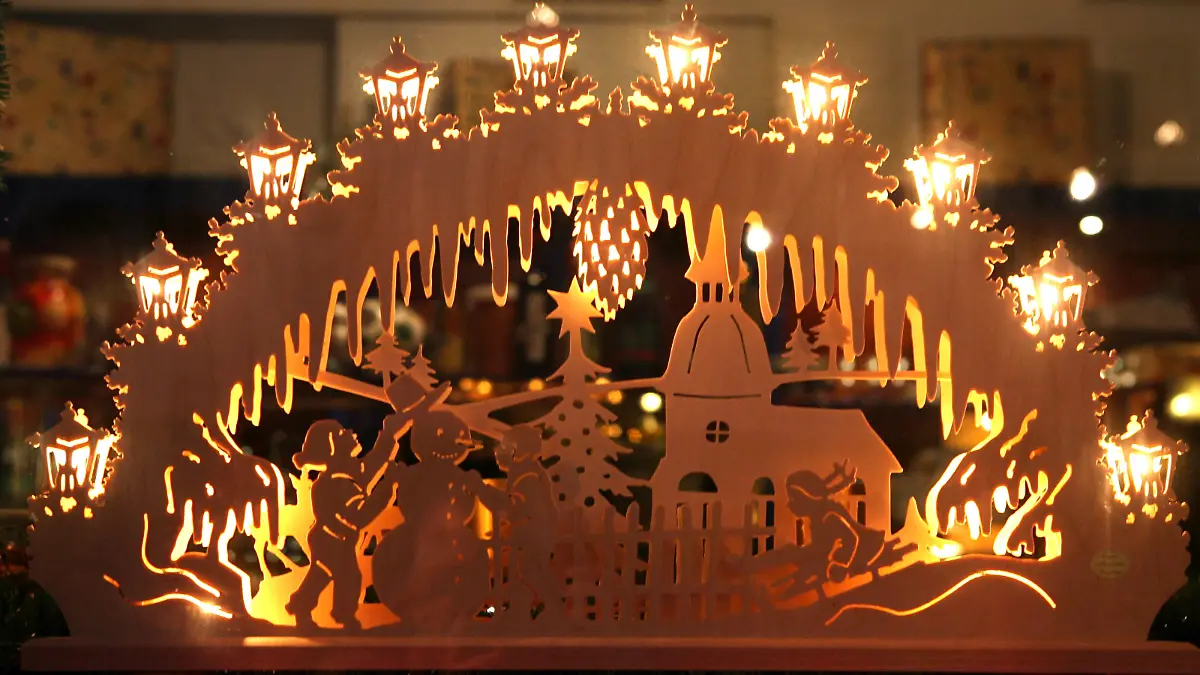 Ein beleuchteter Schwippbogen als weihnachtliche Dekoration in einem Fenster auf dem Quedlinburger Marktplatz, aufgenommen am Montag 05.12.2005). Foto: Peter Förster +++(c) dpa - Report+++