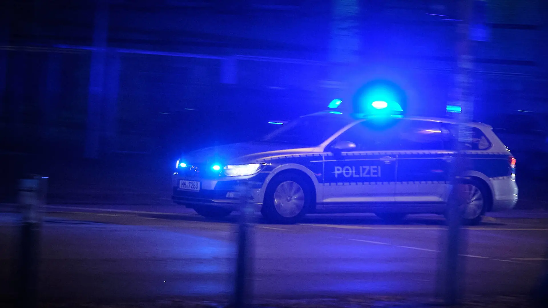 Hamburg, 31.10.2022 Ein Streifenwagen der Polizei ist in der dunklen Nacht mit Blaulicht in der Stadt unterwegs. Hamburg Deutschland *** Hamburg, 31 10 2022 A police patrol car is on the road in the dark night with blue lights in the city Hamburg Germany
