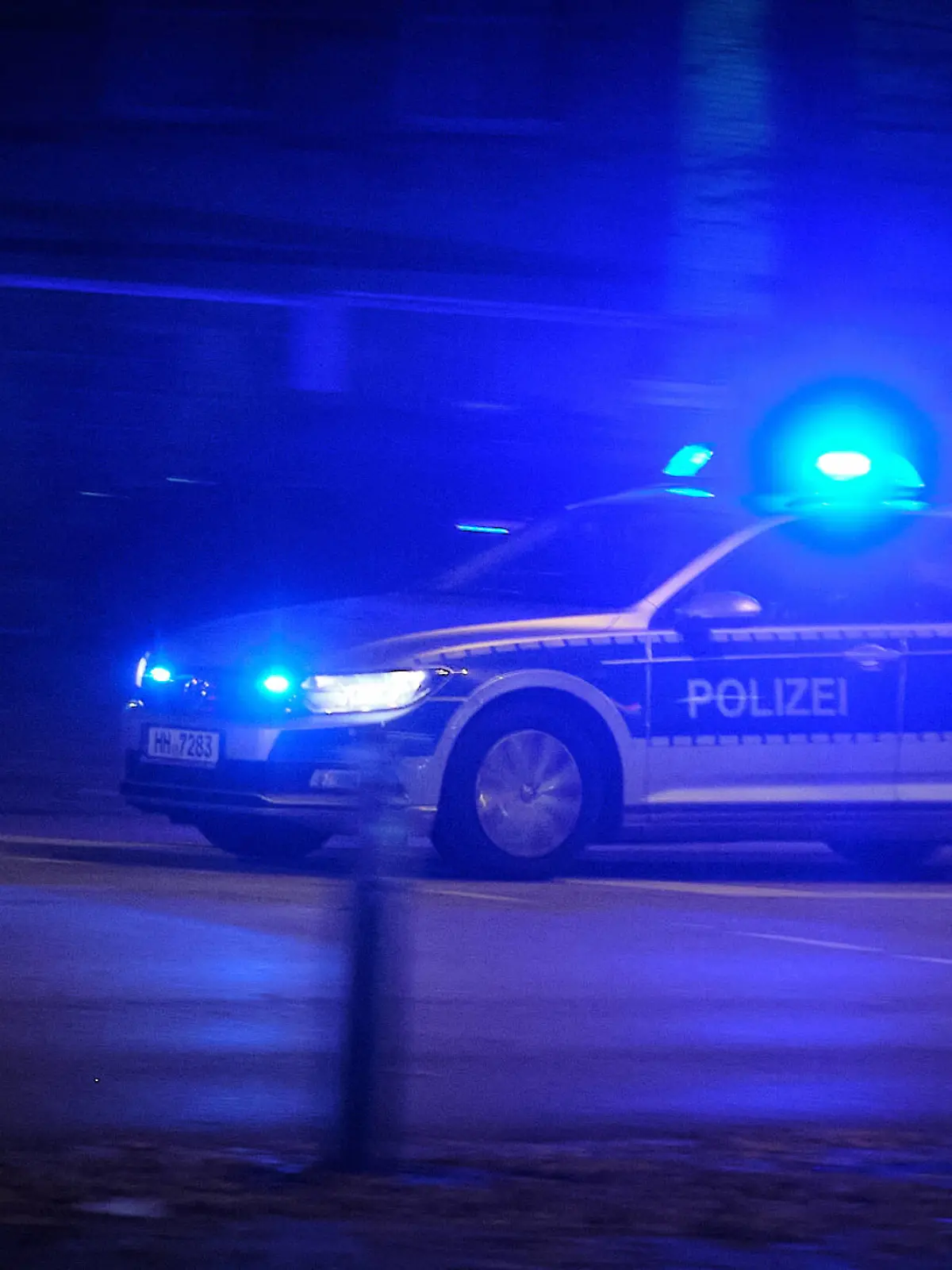  Hamburg, 31.10.2022 Ein Streifenwagen der Polizei ist in der dunklen Nacht mit Blaulicht in der Stadt unterwegs. Hamburg Deutschland *** Hamburg, 31 10 2022 A police patrol car is on the road in the dark night with blue lights in the city Hamburg Germany